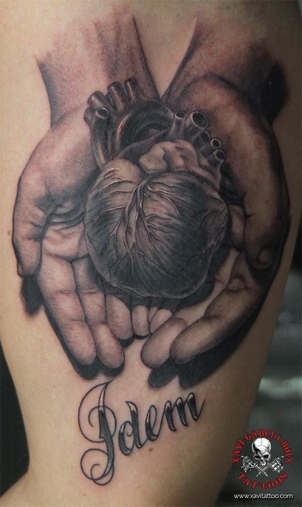 Tatuaje realista de Corazón en las manos en Valencia por Xavi García Boix