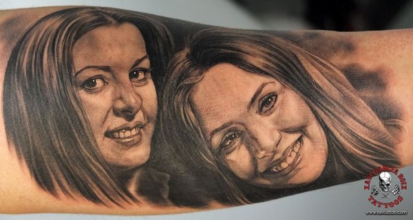 Tatuaje realista: retrato de dos hermanas sonrientes, por Xavi García Boix en Valencia