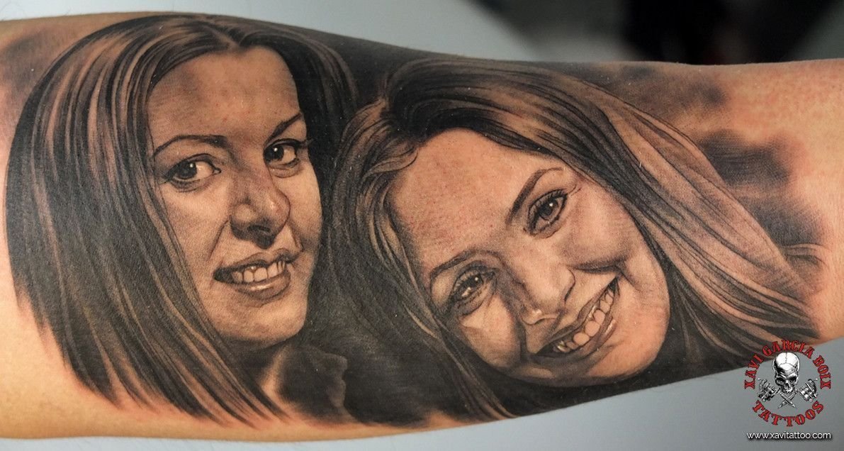 Tatuaje realista: retrato de dos hermanas sonrientes, por Xavi García Boix en Valencia