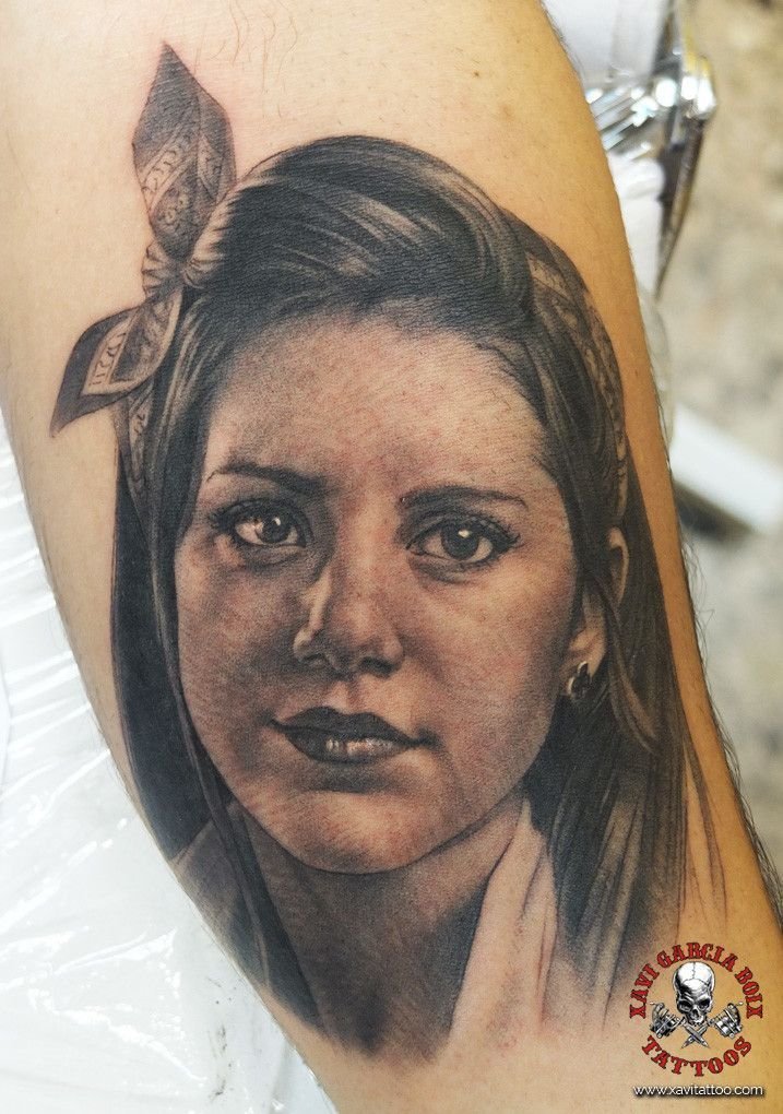 Tatuaje retrato familiar de Isa en Valencia por Xavi García Boix
