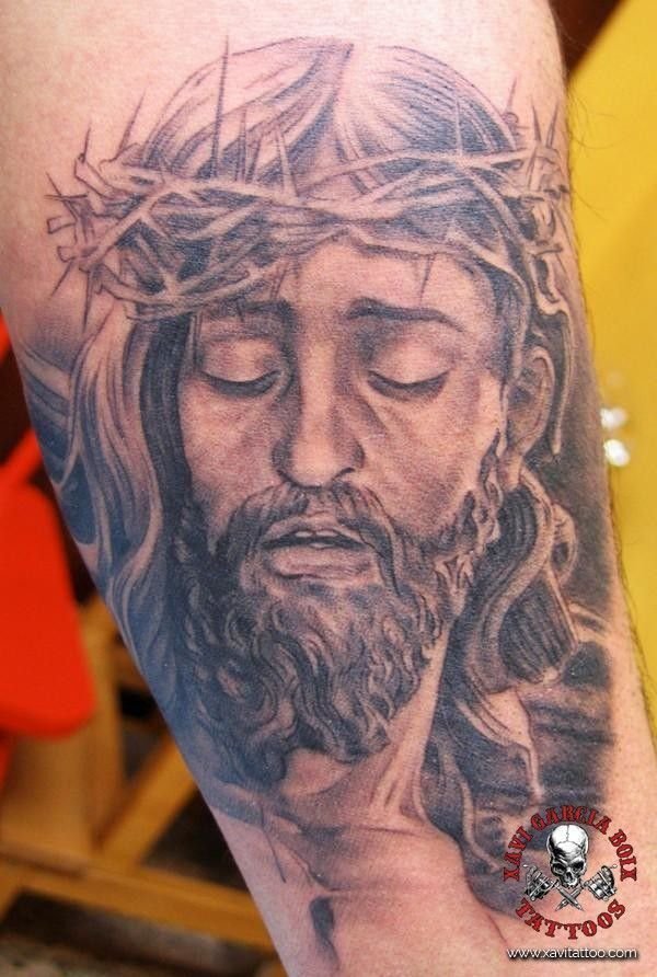 Tatuaje realista de Jesucristo en Valencia por Xavi García Boix