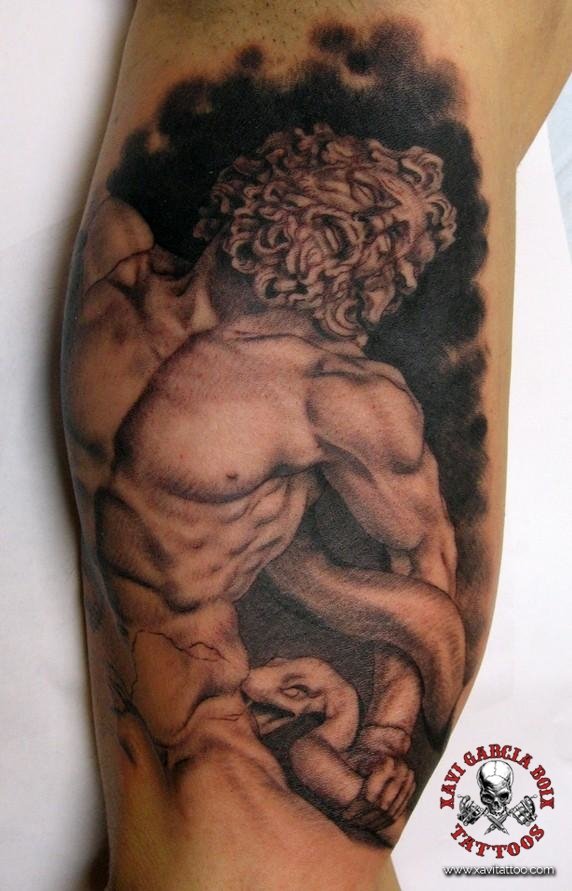 Tatuaje realista de Laocoonte y sus hijos en Valencia por Xavi García Boix