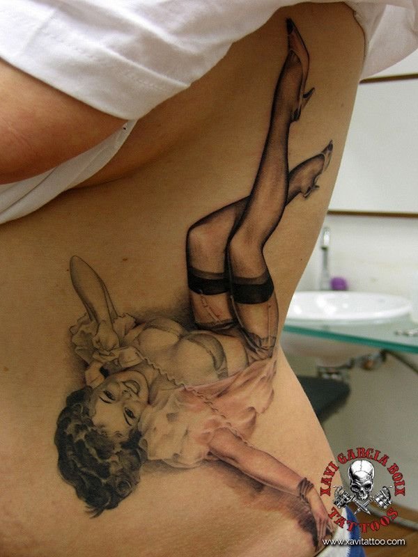 Tatuaje pin-up realista de Pin-up de lencería en Valencia por Xavi García Boix