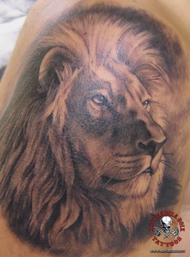 Tatuaje realista: cabeza de león con la melena muy detallada, por Xavi García Boix en Valencia