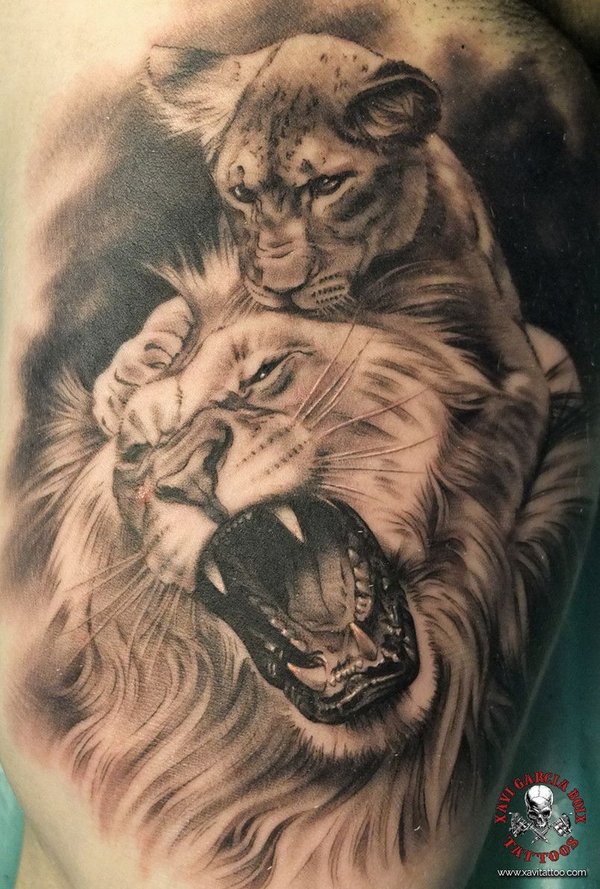 Tatuaje realista de Leona y cachorro en Valencia por Xavi García Boix