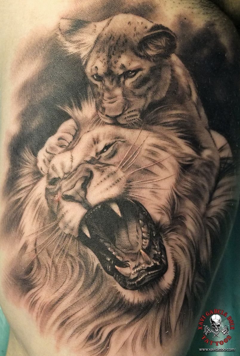 Tatuaje realista de Leona y cachorro en Valencia por Xavi García Boix