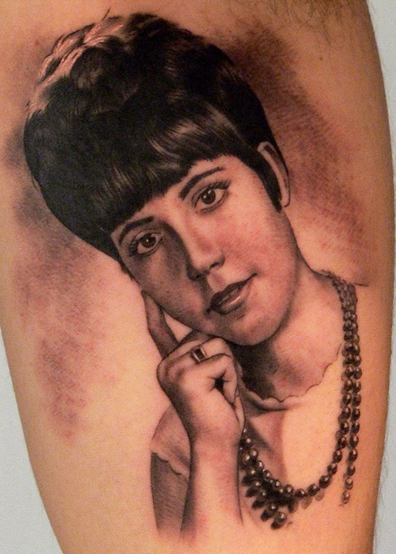 Tatuaje realista: retrato de una mujer con collar de perlas, por Xavi García Boix en Valencia