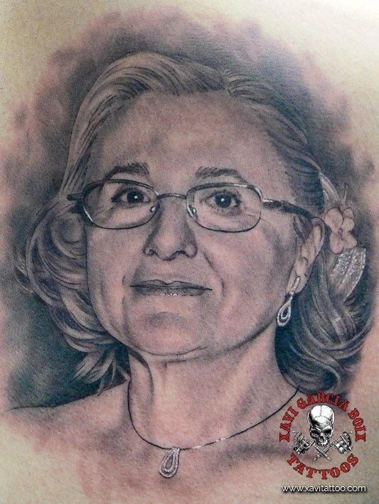 Tatuaje retrato familiar de Madre en Valencia por Xavi García Boix