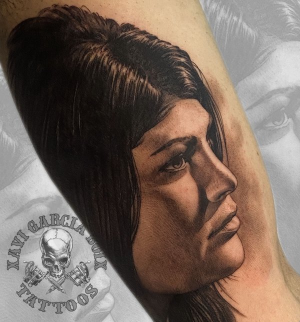 Tatuaje realista: retrato de perfil de una mujer de pelo oscuro, por Xavi García Boix en Valencia