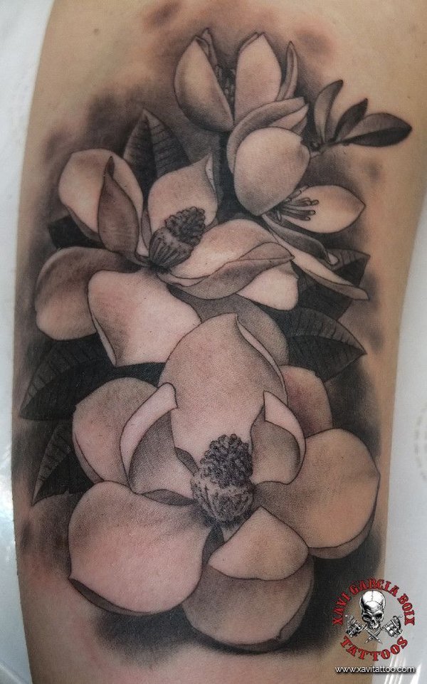 Tatuaje realista de Magnolias en Valencia por Xavi García Boix