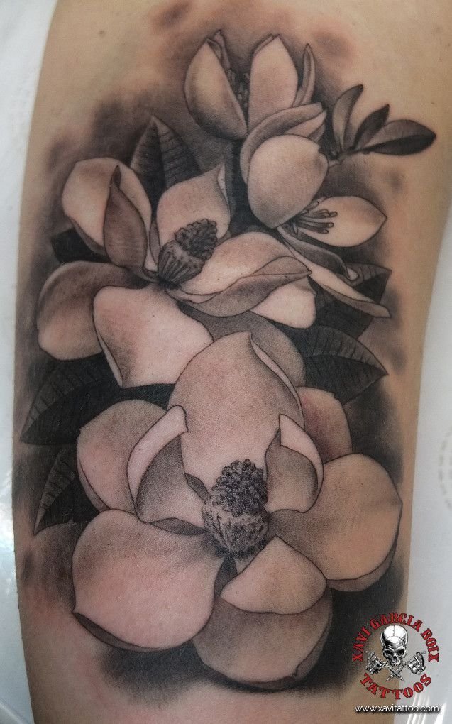 Tatuaje realista de Magnolias en Valencia por Xavi García Boix