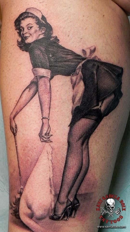 Tatuaje pin-up realista de Pin-up sirvienta en Valencia por Xavi García Boix