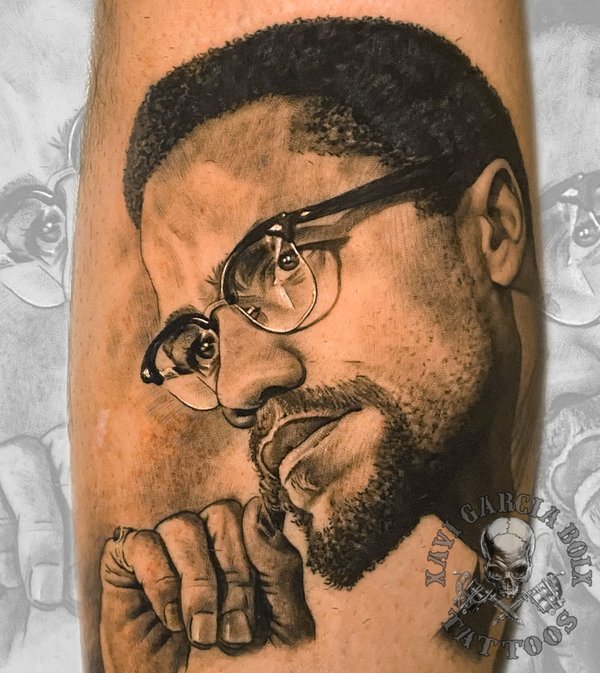 Tatuaje retrato realista de Malcolm X en Valencia por Xavi García Boix