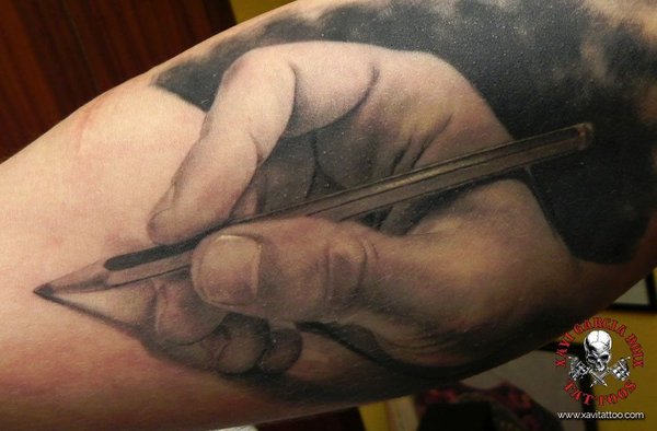 Tatuaje realista: mano dibujando con un lápiz, por Xavi García Boix en Valencia