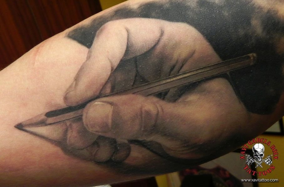 Tatuaje realista: mano dibujando con un lápiz, por Xavi García Boix en Valencia