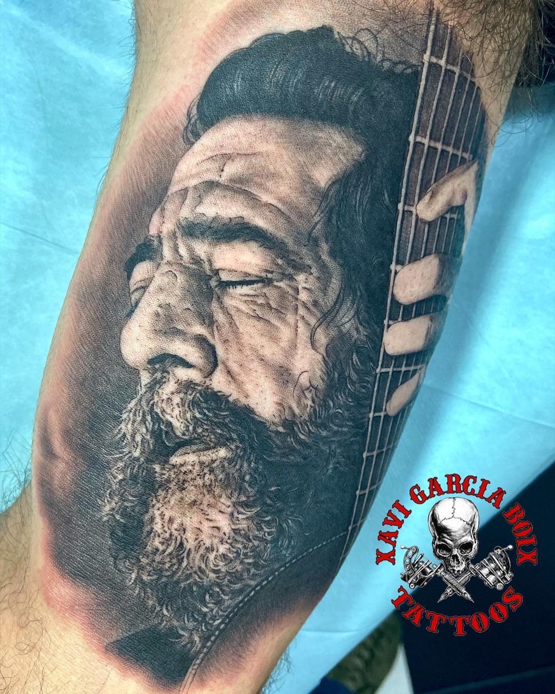 Tatuaje retrato realista de Manuel Molina en Valencia por Xavi García Boix