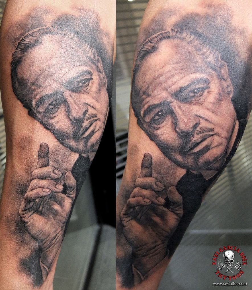 Tatuaje retrato realista de El Padrino en Valencia por Xavi García Boix