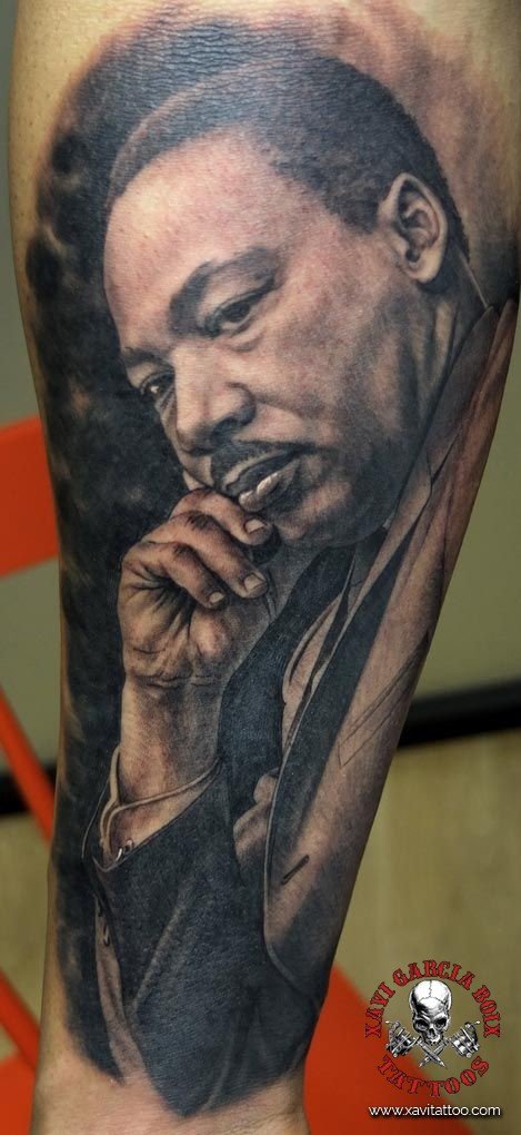 Tatuaje retrato realista de Martin Luther King en Valencia por Xavi García Boix