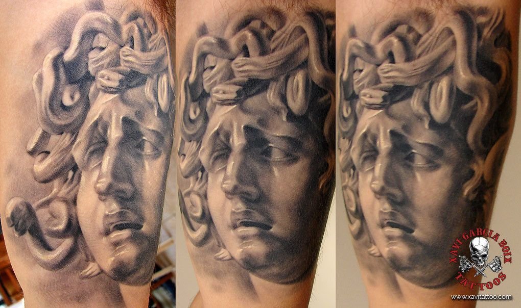 Tatuaje realista de Medusa en Valencia por Xavi García Boix