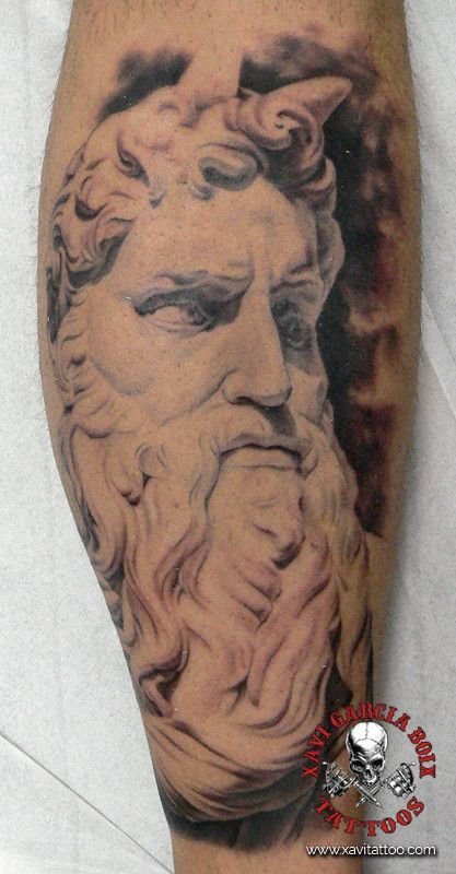 Tatuaje realista: el Moisés de Miguel Ángel visto de perfil, por Xavi García Boix en Valencia