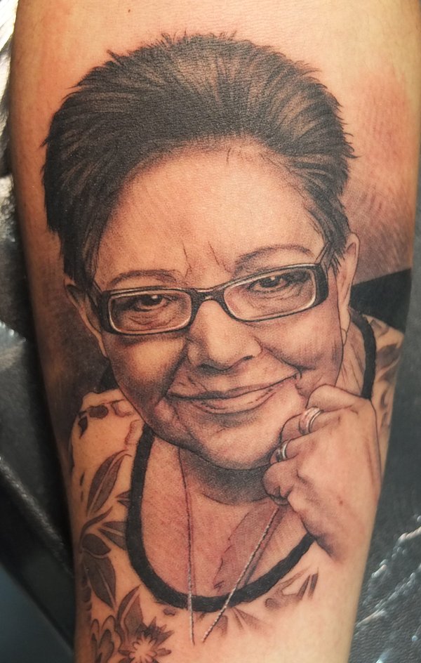 Tatuaje retrato familiar de Mujer en Valencia por Xavi García Boix