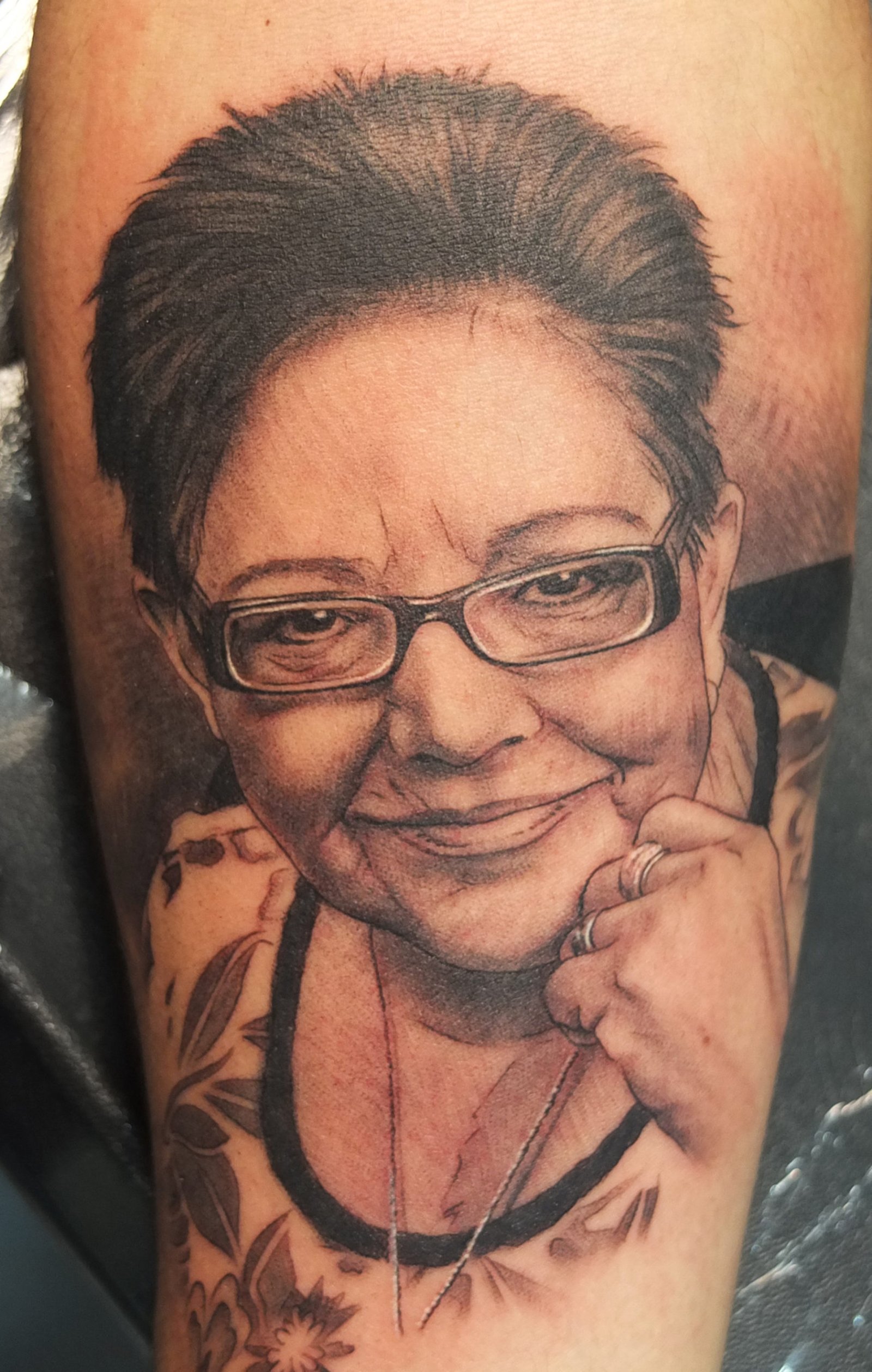Tatuaje retrato familiar de Mujer en Valencia por Xavi García Boix