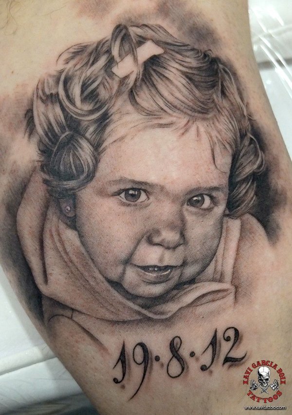 Tatuaje realista: retrato de una niña de pelo rizado, por Xavi García Boix en Valencia