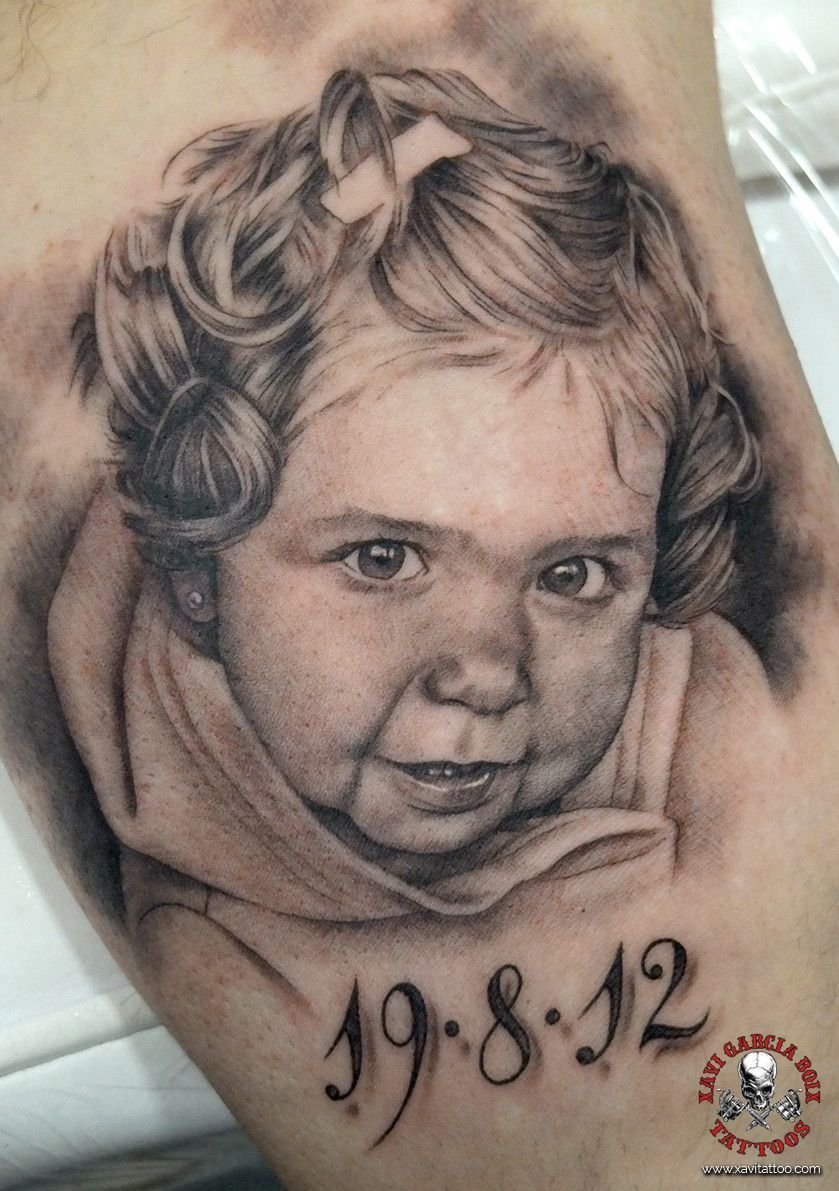 Tatuaje realista: retrato de una niña de pelo rizado, por Xavi García Boix en Valencia