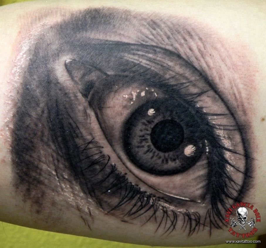 Tatuaje realista de Ojo en Valencia por Xavi García Boix