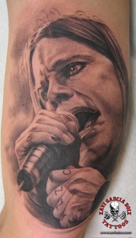 Tatuaje retrato realista de Ozzy Osbourne en Valencia por Xavi García Boix