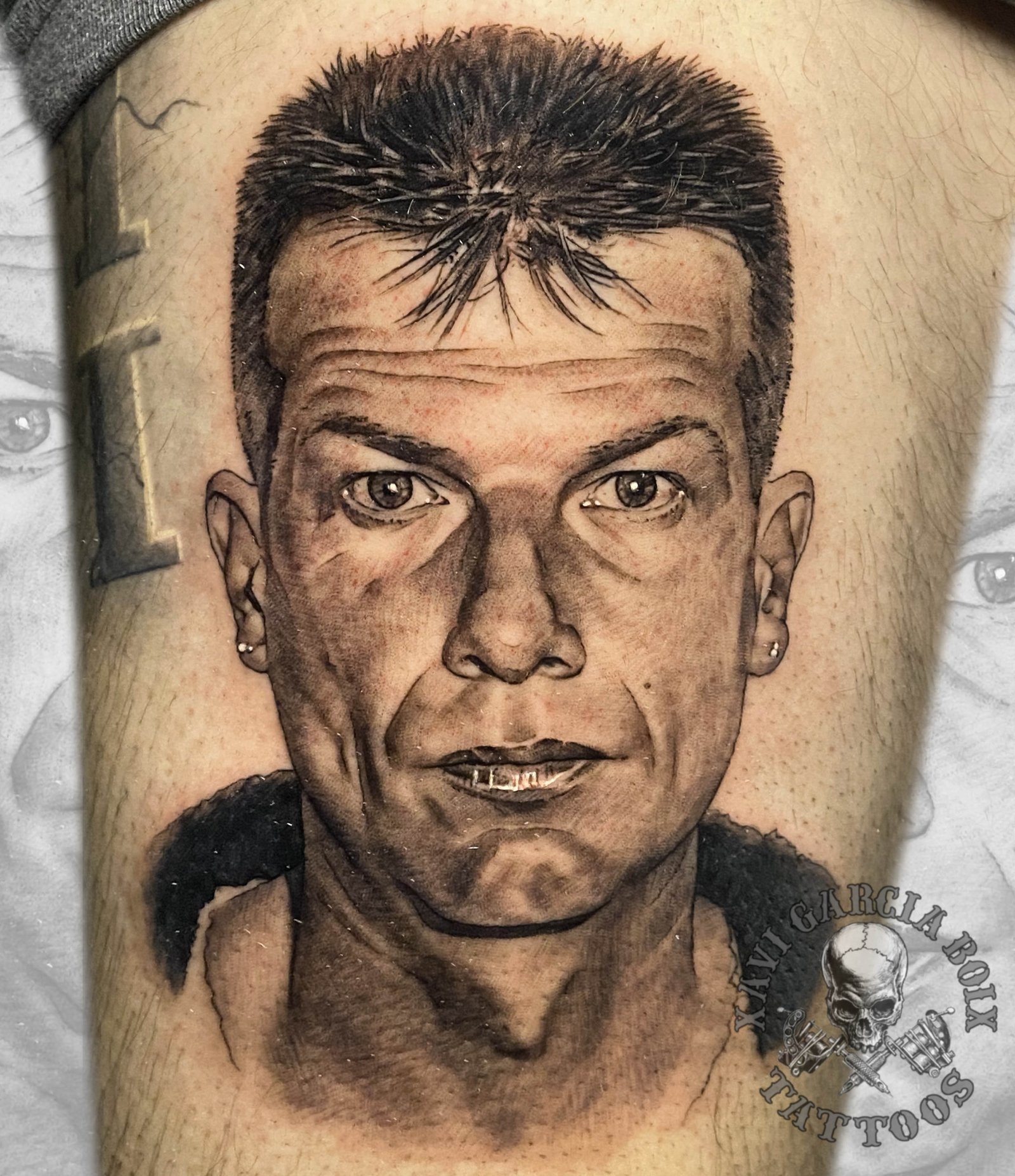 Tatuaje realista: retrato de frente de un hombre con el pelo corto, por Xavi García Boix en Valencia