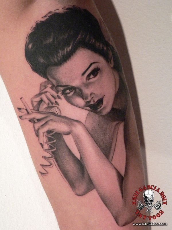 Tatuaje pin-up realista de Pin-up del teléfono en Valencia por Xavi García Boix