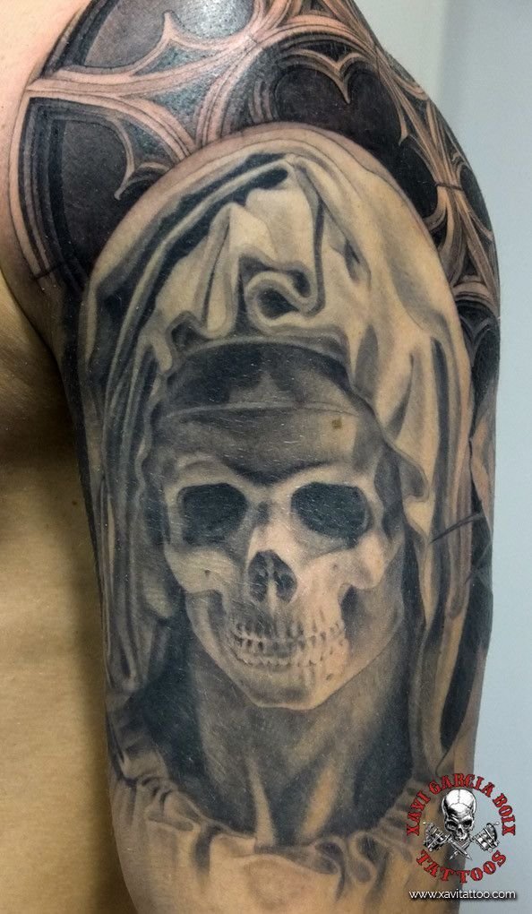 Tatuaje realista de Piedad con calavera en Valencia por Xavi García Boix