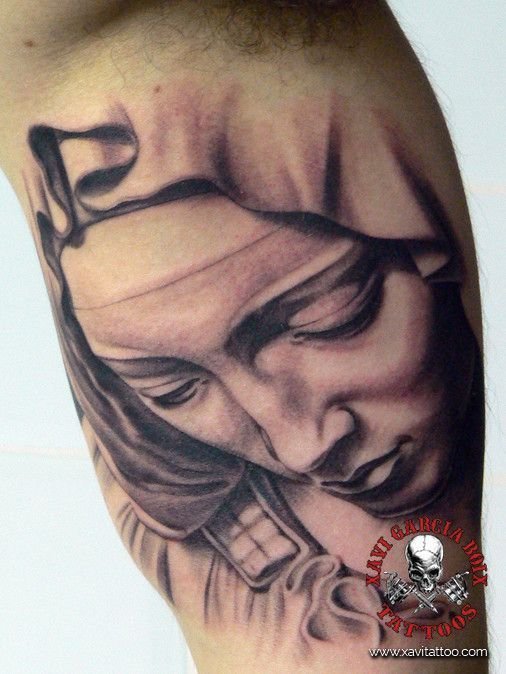 Tatuaje realista de La Piedad de Miguel Ángel (III) en Valencia por Xavi García Boix