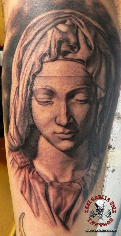 Tatuaje realista de La Piedad de Miguel Ángel (II) en Valencia por Xavi García Boix