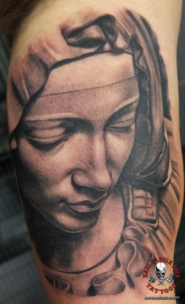 Tatuaje realista de La Piedad de Miguel Ángel en Valencia por Xavi García Boix