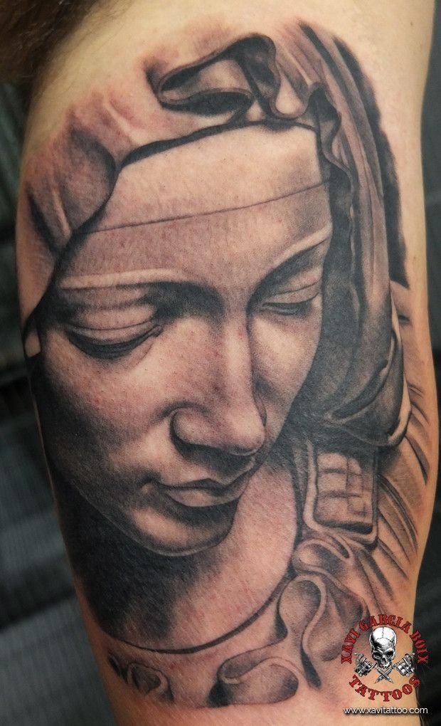 Tatuaje realista de La Piedad de Miguel Ángel en Valencia por Xavi García Boix