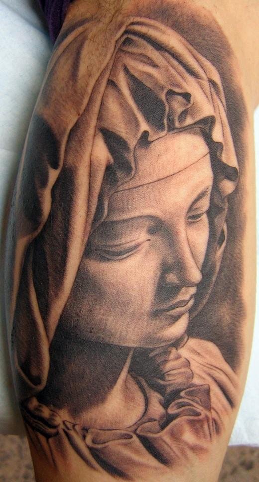 Tatuaje realista de La Piedad en Valencia por Xavi García Boix