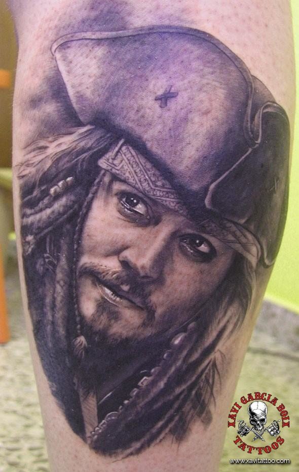 Tatuaje retrato realista de Jack Sparrow en Valencia por Xavi García Boix