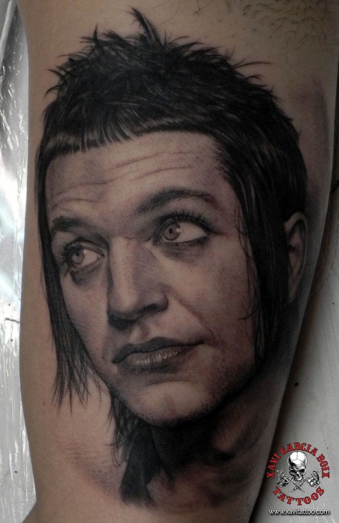 Tatuaje retrato realista de Brian Molko en Valencia por Xavi García Boix