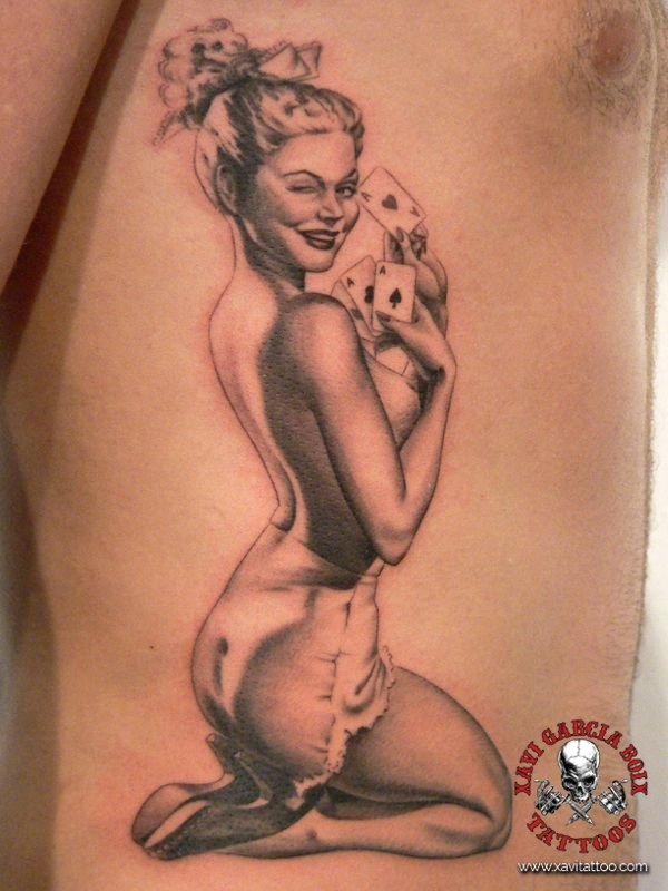 Tatuaje pin-up realista de Pin-up de póker en Valencia por Xavi García Boix
