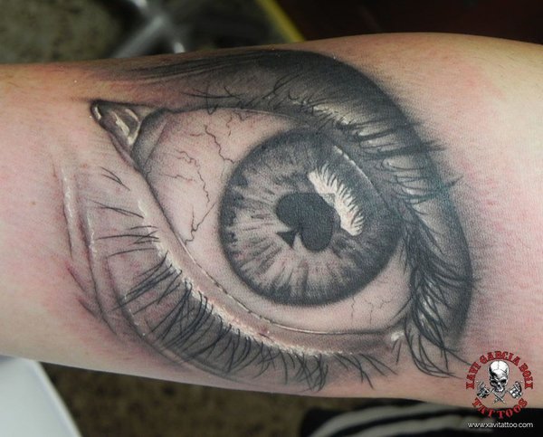 Tatuaje realista de Ojo y póker en Valencia por Xavi García Boix