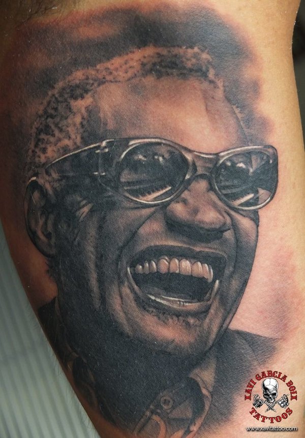 Tatuaje retrato realista de Ray Charles en Valencia por Xavi García Boix