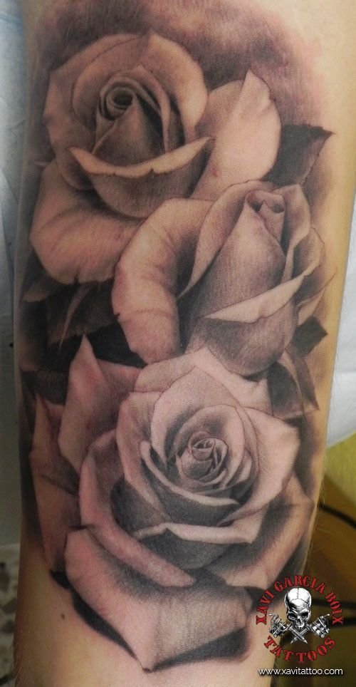 Tatuaje realista de Rosas en Valencia por Xavi García Boix