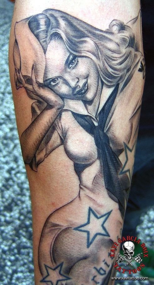 Tatuaje pin-up realista de Pin-up marinera en Valencia por Xavi García Boix