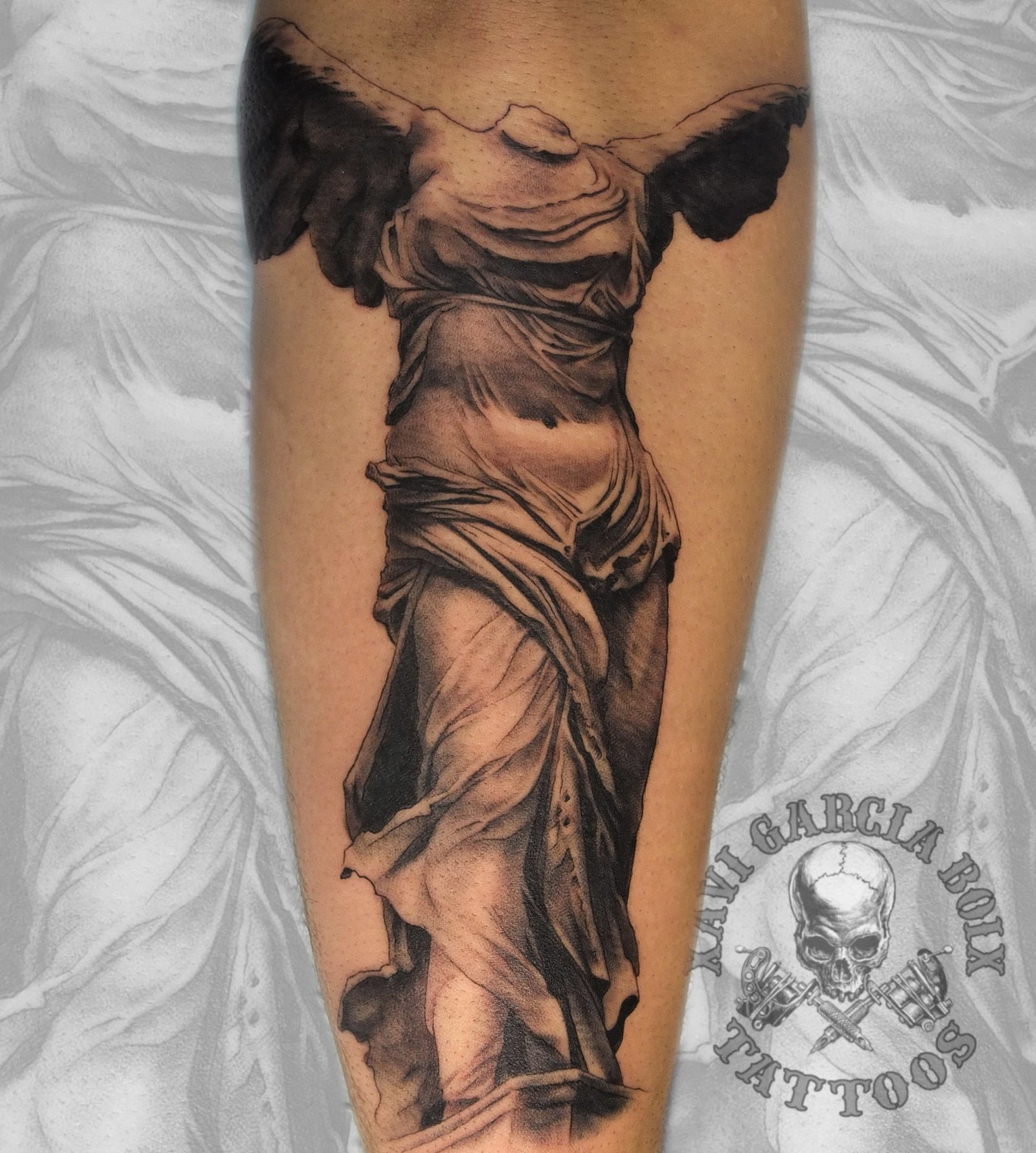 Tatuaje realista de Victoria de Samotracia en Valencia por Xavi García Boix