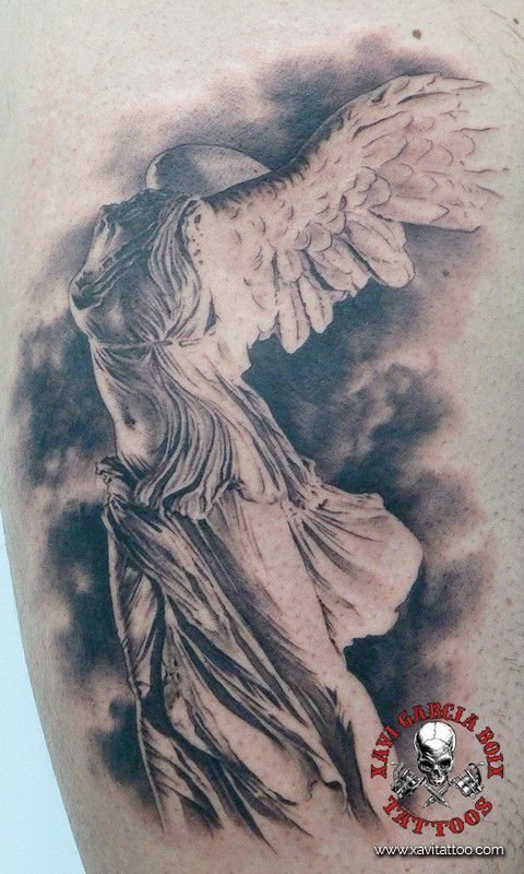 Tatuaje realista de Victoria de Samotracia (II) en Valencia por Xavi García Boix