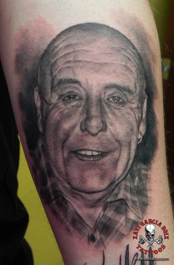 Tatuaje retrato familiar de Scott (padre) en Valencia por Xavi García Boix