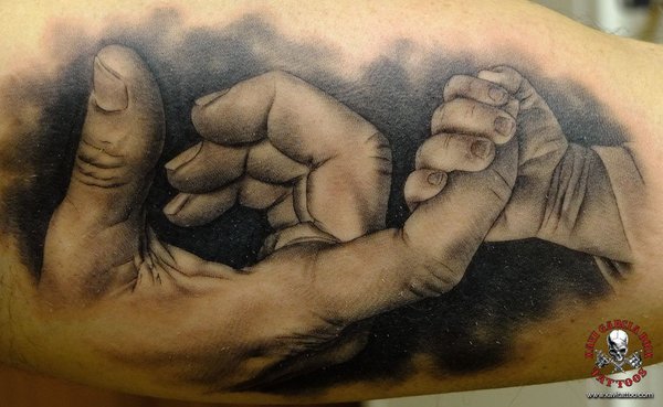 Tatuaje realista de Manos en Valencia por Xavi García Boix