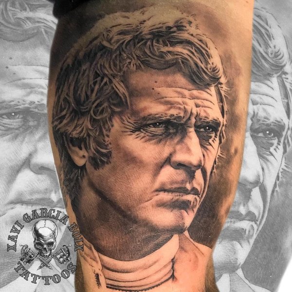 Tatuaje retrato realista de Steve McQueen en Valencia por Xavi García Boix